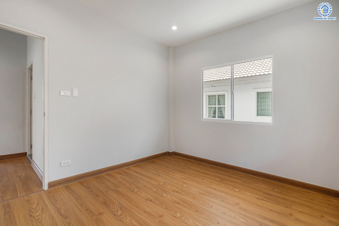 บ้านมือสองตกแต่งใหม่ ม.ชวนชื่น บรู๊คไซด์ ราชพฤกษ์-ติวานนท์ เนื้อที่ 53.6 ตร.ว. ฟังก์ชัน 3 ห้องนอน 2 ห้องน้ำ จอดรถได้ 1 คัน บรรยากาศเงียบสงบเป็นส่วนตัว สิ่งอำนวยความสะดวกมากมาย! บนทำเลศักยภาพ หน้าโครงการติดถนนใหญ่ ใกล้จุดขึ้นทางด่วน "ศรีสมาน"